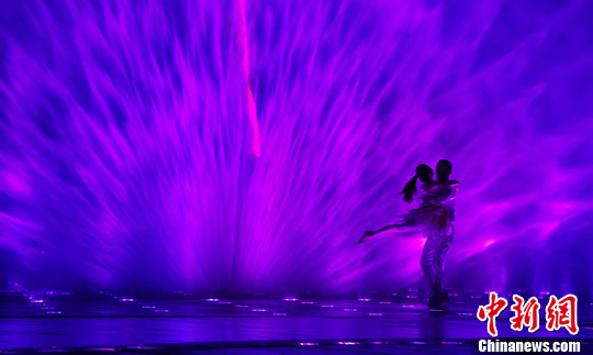 重庆两江幸福广场开放 国内最大升降式喷泉亮相