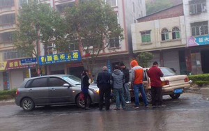 ����ӭ��·�϶� ��С����ײ��ɽ�ͨ�¹�